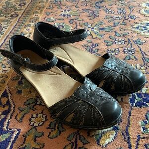 Clark’s Leather Sandal with Heel 7.5 Like New!